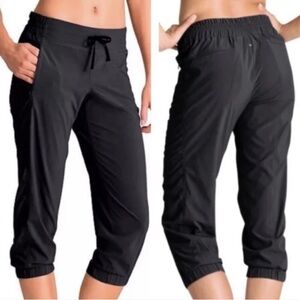 Athleta La Viva Black Capri Pants